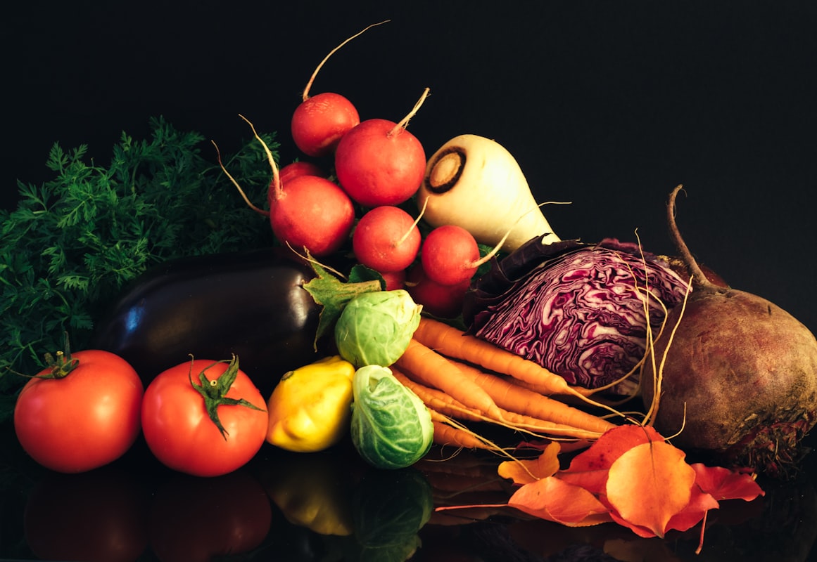 Colourful plate of anti-inflammatory foods including vegetables, fish and olive oil